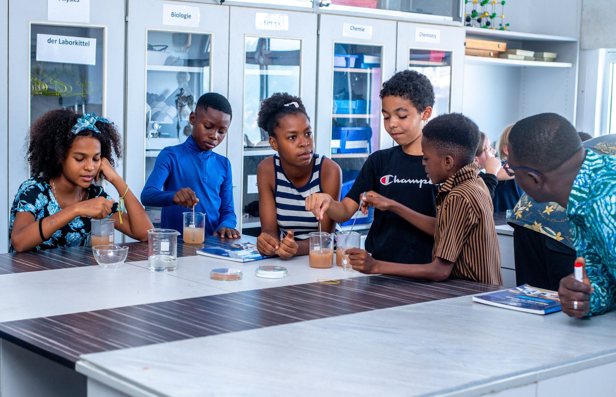 Eine Schulklasse im Chemieunterricht